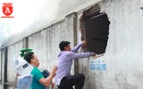 Tiểu thương đập tường giải cứu hàng hóa ở vụ cháy chợ Quang